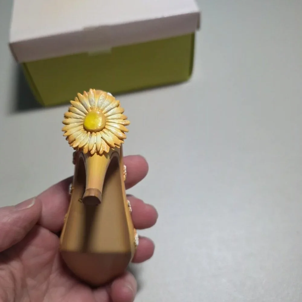 EUC Stepping Out Decorative Tiny Shoe - Daisy Mae Design - Picture 4 of 7